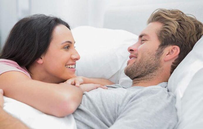 زنی در رختخواب با مردی که قدرت درمان های عامیانه را افزایش داده است